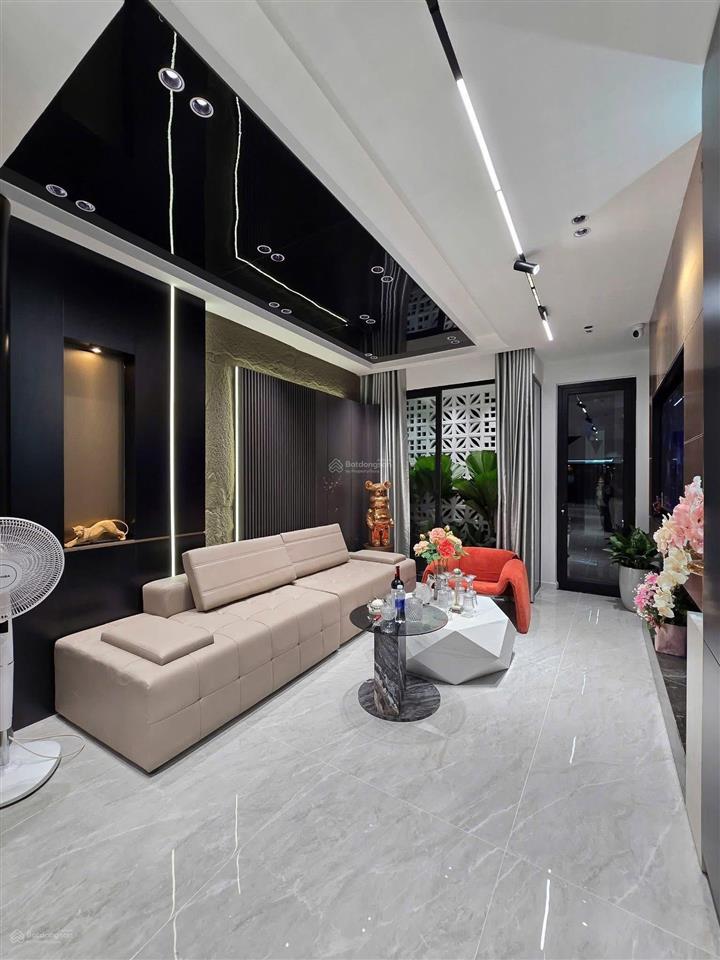Người quen gửi bán nhà mp hoàng cầu quận đống đa, 220m2, mt10.5m, vỉa hè đá bóng, siêu đẹp, 111 tỷ