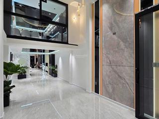 Người quen gửi bán nhà mp hoàng cầu quận đống đa , 220m2, mt10.5m, vỉa hè đá bóng , siêu đẹp,111 tỷ