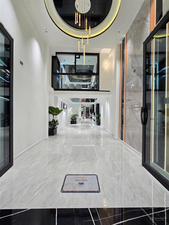 Người quen gửi bán nhà mp hoàng cầu quận đống đa, 220m2, mt10.5m, vỉa hè đá bóng, siêu đẹp, 111 tỷ