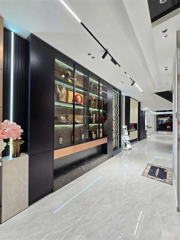 Người quen gửi bán nhà mp hoàng cầu quận đống đa, 220m2, mt10.5m, vỉa hè đá bóng, siêu đẹp, 111 tỷ