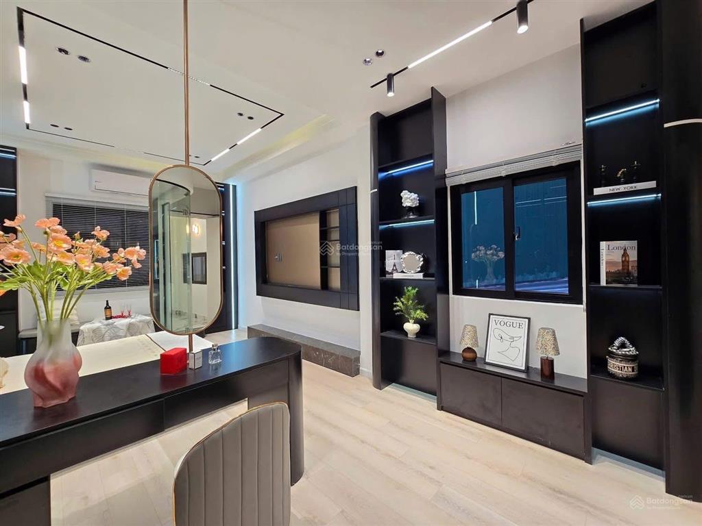 Khẩn cấp bán nhà mặt phố đại la 200m2 8.5m mặt tiền, vỉa hè đá bóng, vip hai bà trưng 106 tỷ.