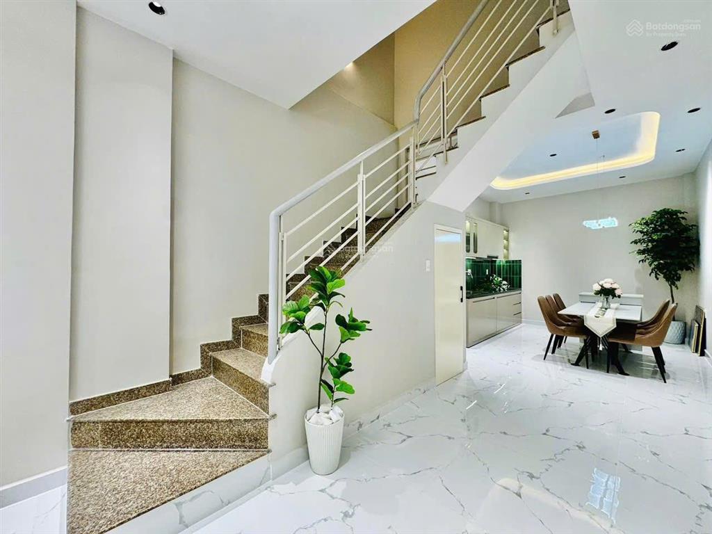 Nhà ngay trường cao đẳng công nghệ thủ đức nhỉnh 3t đang có hợp đồng thuê 20tr/tháng