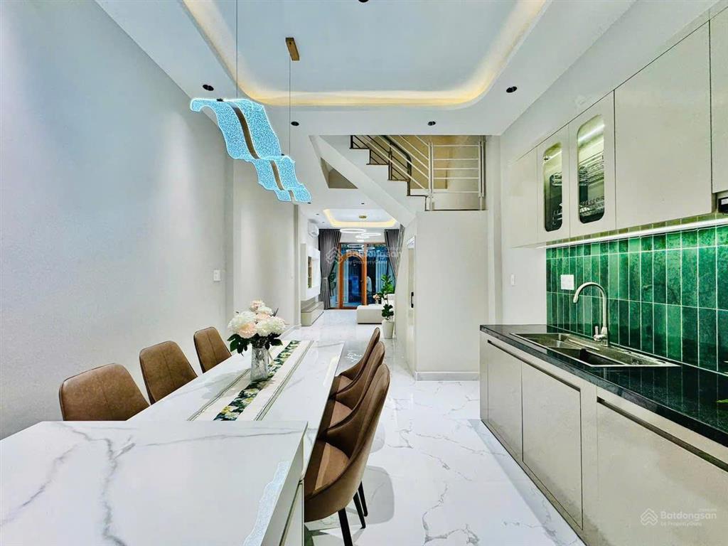 Nhà ngay trường cao đẳng công nghệ thủ đức nhỉnh 3t đang có hợp đồng thuê 20tr/tháng