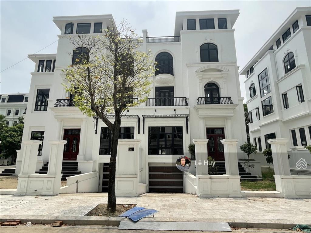 Vip bán căn biệt thự rộng 271,5m2, hướng đông, 4 tầng nổi và 1 tầng hầm.  0987 765 ***