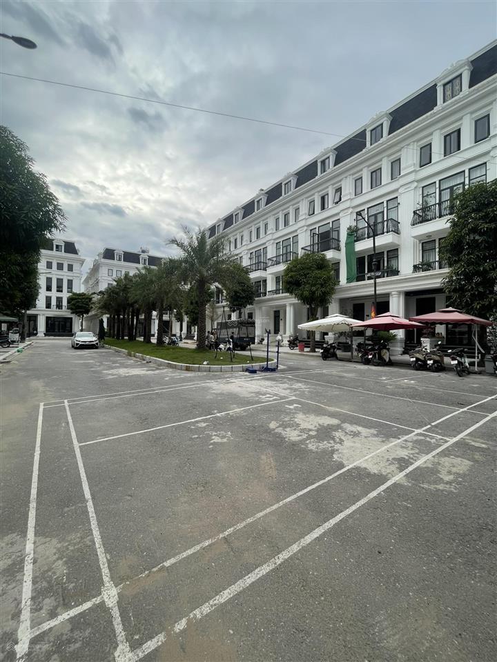 Bán nhanh căn lk rộng 100m2, hoàn thiện full nội thất 5 tầng, trước nhà là vườn hoa tại louis city
