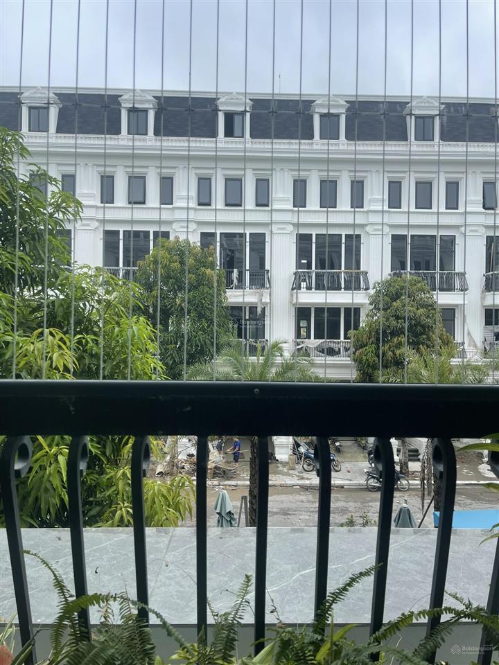 Bán nhanh căn lk rộng 100m2, hoàn thiện full nội thất 5 tầng, trước nhà là vườn hoa tại louis city
