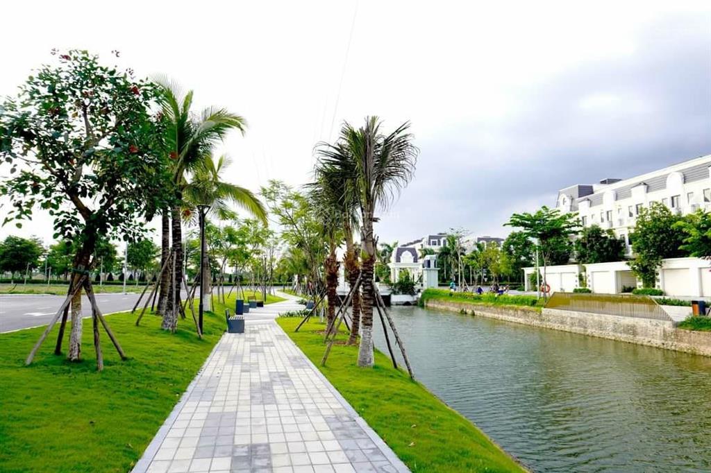 Chính chủ bán liền kề 80m2  17 tỷ (view kênh) xây 4 tầng siêu vip (giá vùng đáy) 1 căn hiếm có