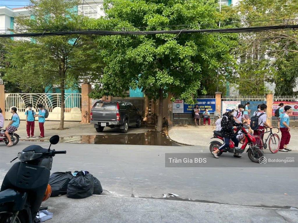 Bán nhà đối diện trường thcs tân sơn  tiện kinh doanh mua bán  dt 4mx18m  giá 8 tỷ