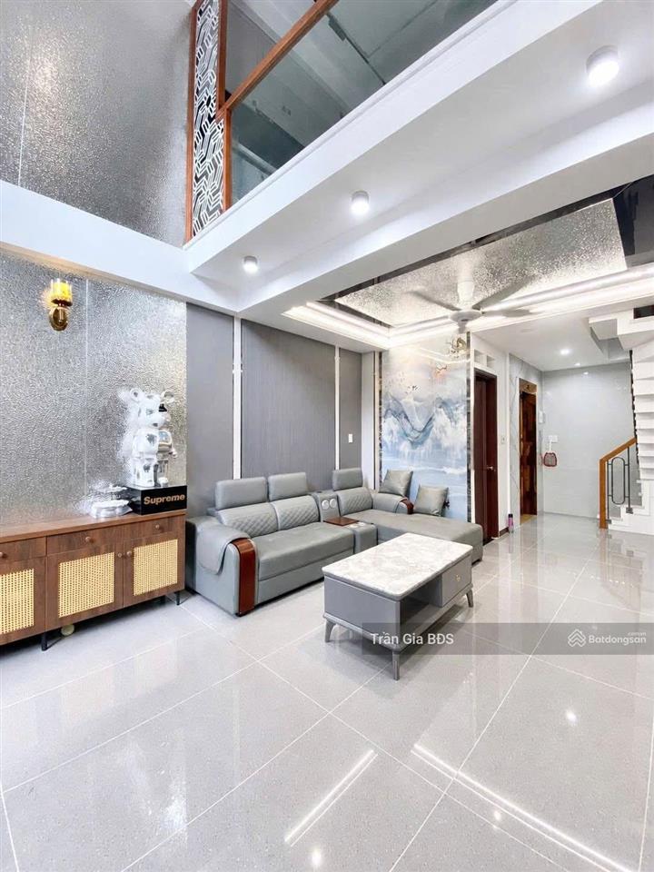 Bên hông emart  trệt lửng 3 lầu sân thượng  có thang máy  8,8 tỷ