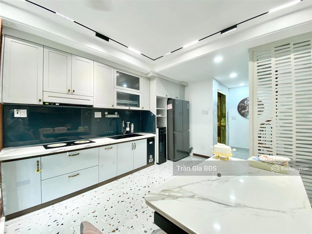 Bên hông emart  trệt lửng 3 lầu sân thượng  có thang máy  8,8 tỷ