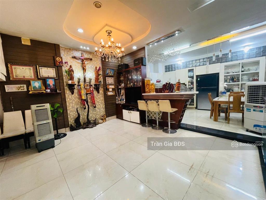 Hẻm 10m dương quảng hàm, (dt 6,2m x 19m), 4 tầng ở ngay.