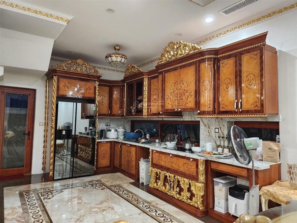 Biệt thự tân cổ điển ở ngay, lô góc thang máy nhập khẩu, công nghệ ai vô cùng thông minh, full nt.