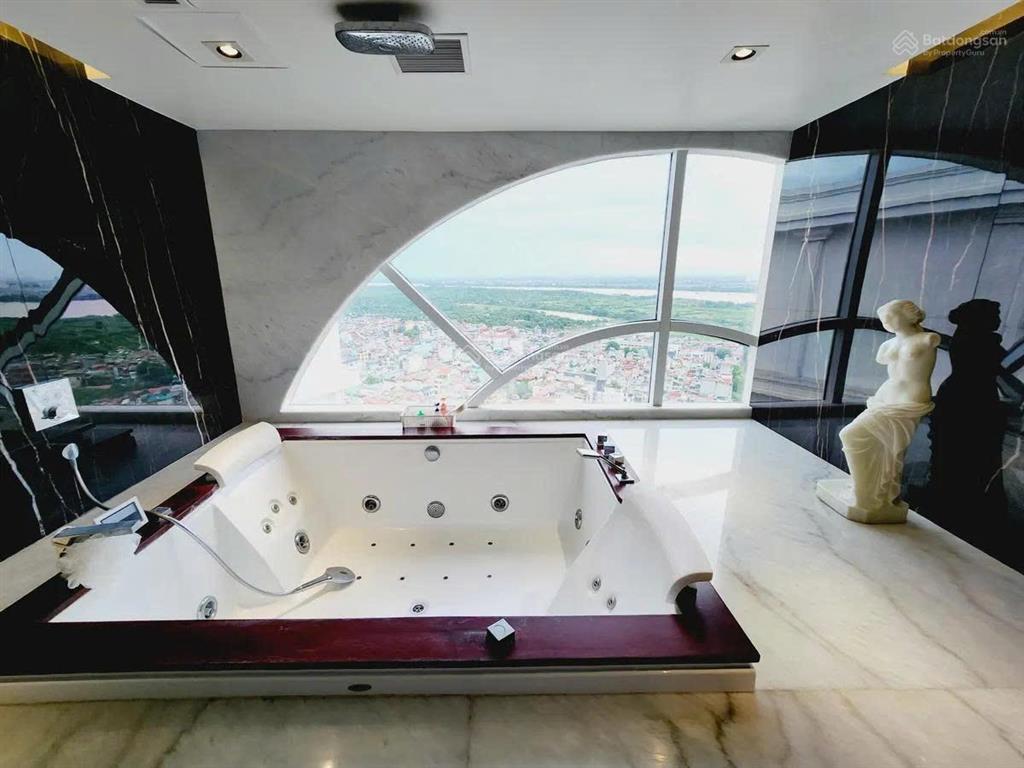 Bán penthouse 2 tầng mặt phố láng hạ 360m2, 5pn + 4wc, nổi bật tòa nhà view hồ hoàng cầu