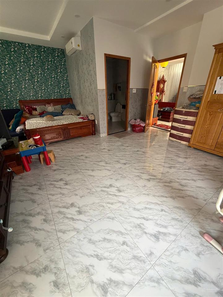 Bán căn biệt thự 200m2 (xd 1 trệt, 2 lầu) sử dụng thêm hơn 300m2 sân vườn, vị trí cực đẹp và hiếm