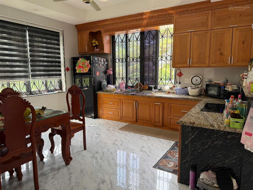 Bán căn biệt thự 200m2 (xd 1 trệt, 2 lầu) sử dụng thêm hơn 300m2 sân vườn, vị trí cực đẹp và hiếm