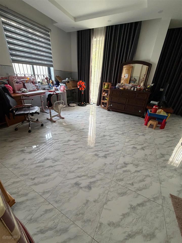 Bán căn biệt thự 200m2 (xd 1 trệt, 2 lầu) sử dụng thêm hơn 300m2 sân vườn, vị trí cực đẹp và hiếm