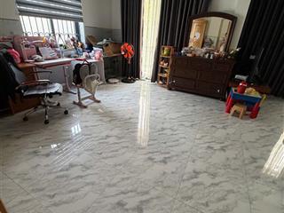 Bán căn biệt thự 200m2 (xd 1 trệt, 2 lầu) sử dụng thêm hơn 300m2 sân vườn, vị trí cực đẹp và hiếm