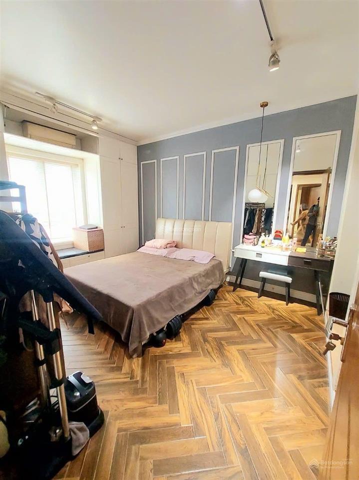 Bán nhà đường cầu giấy  nguyễn văn huyên  41m 5t 6pn đủ công năng sử dụng. dân xây giá chỉ 12tỷ