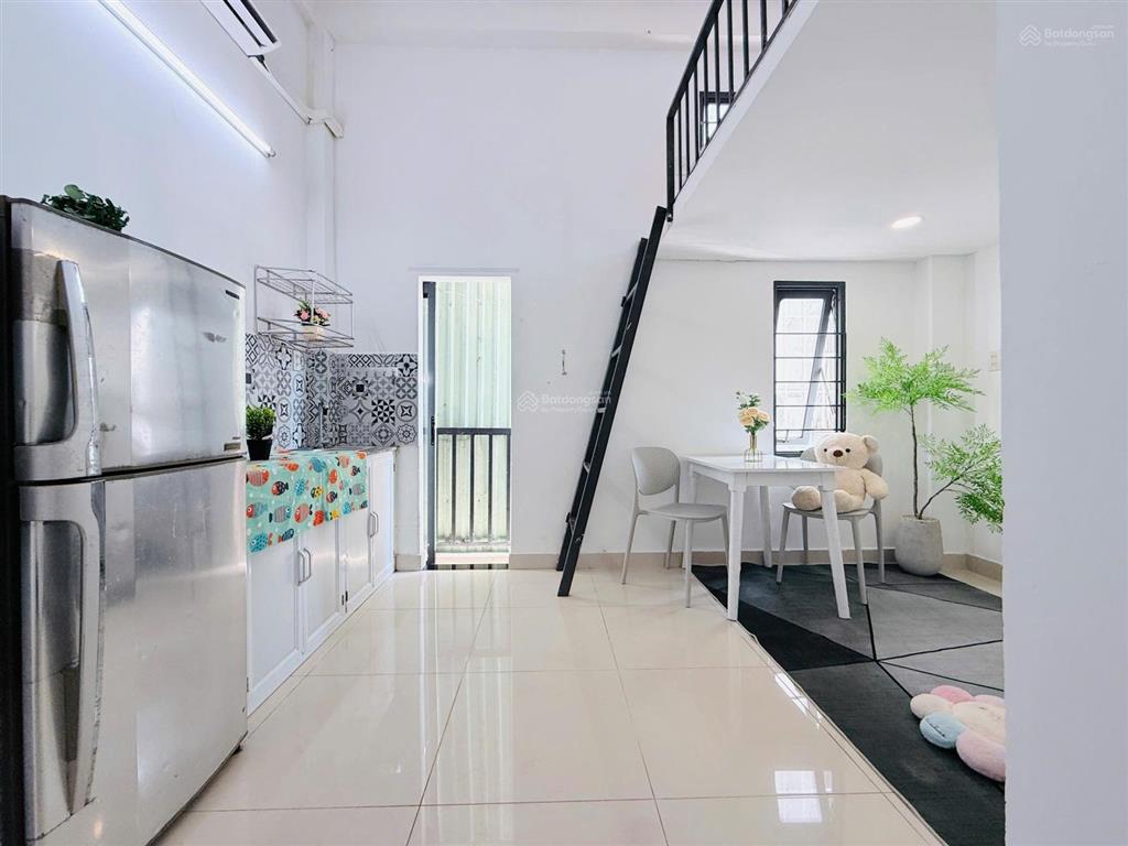 Cho thuê phòng trọ có gác cao 1m8  full nội thất bancol gần luỹ bán bích  vườn lài  thang máy