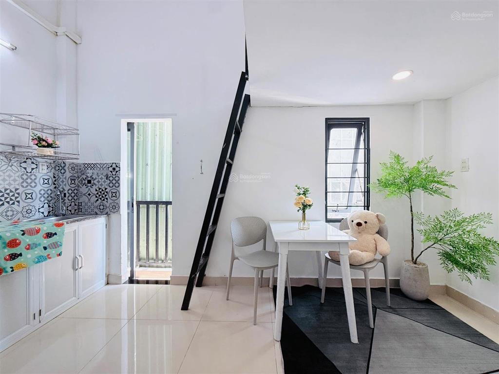 Cho thuê phòng trọ có gác cao 1m8  full nội thất bancol gần luỹ bán bích  vườn lài  thang máy