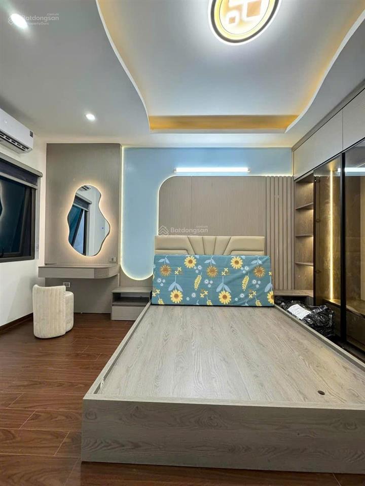 Chính chủ tôi bán gấp nhà phố hào nam 30m2 x 5 tầng mt 3,5m cách mặt phố đúng 15m ko qh giá 6,3 tỷ