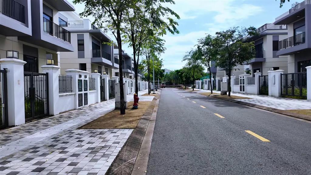 Bán nhanh biệt thự song lập 200m2,công viên công xanh,chỉ vài bước chân đến sông.giá chỉ 11.9 tỷ