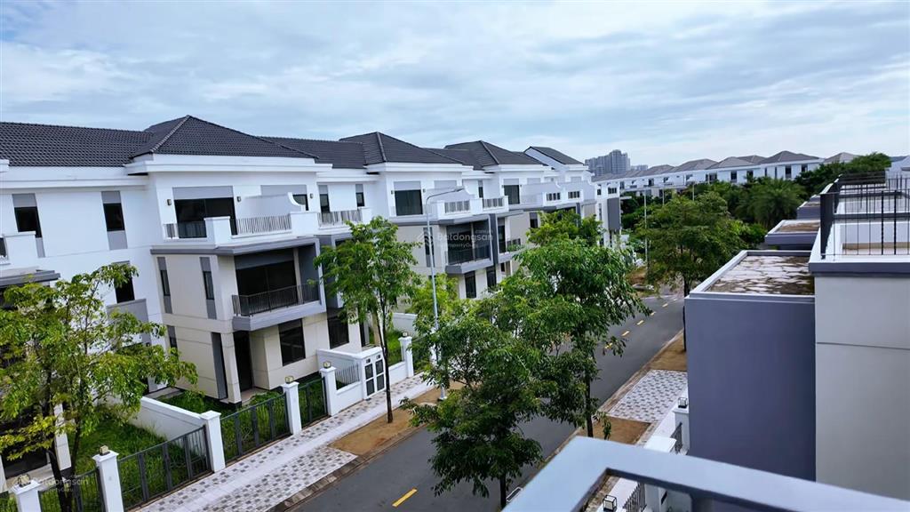 Bán nhanh biệt thự song lập 200m2,công viên công xanh,chỉ vài bước chân đến sông.giá chỉ 11.9 tỷ