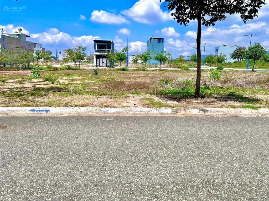 Cần bán gấp đất đẹp 135m2 đường trần văn giàu giá 3tỷ780, gần vành đai 3, sổ sẵn