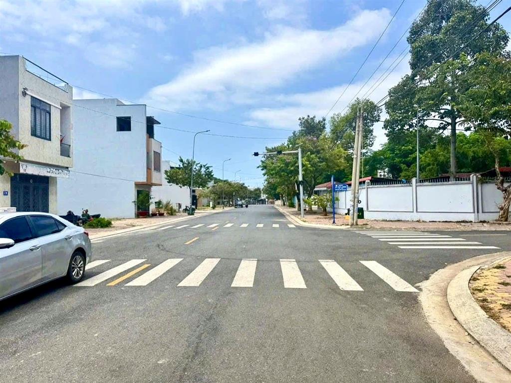 Cần bán gấp lô đất 102m2 đối diện chợ đại phước giá 2 tỷ 7, đường lý thái tổ, cách cầu cát lái 3km