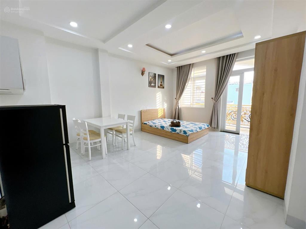 Cho thuê căn hộ studio ban công  cửa sổ rộng 50m2. nằm ngay phan xích long , đi đâu cũng tiện