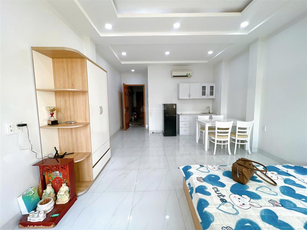 Cho thuê căn hộ studio ban công  cửa sổ rộng 50m2. nằm ngay phan xích long , đi đâu cũng tiện