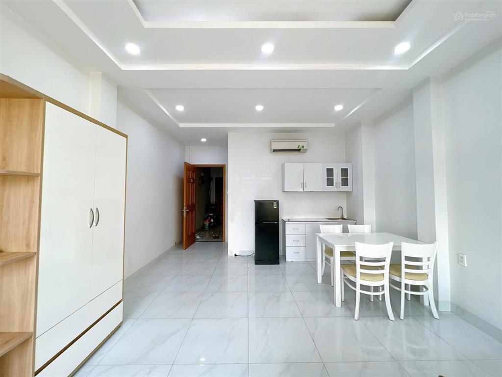 Cho thuê căn hộ studio ban công  cửa sổ rộng 50m2. nằm ngay phan xích long , đi đâu cũng tiện