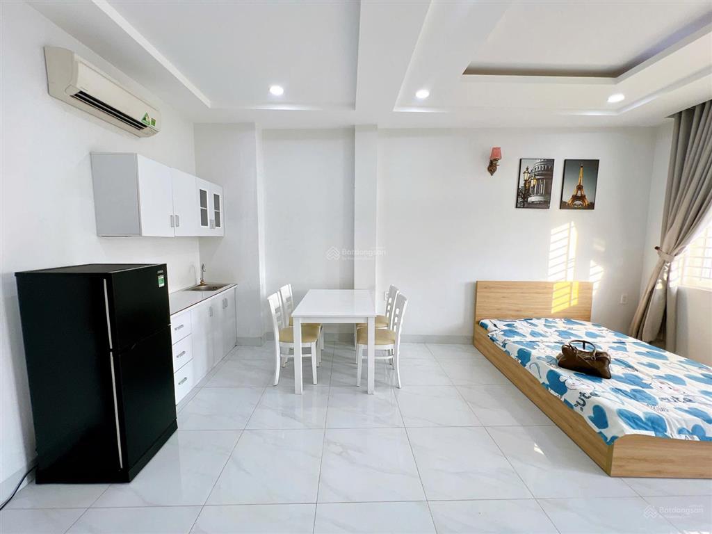 Cho thuê căn hộ studio ban công  cửa sổ rộng 50m2. nằm ngay phan xích long , đi đâu cũng tiện