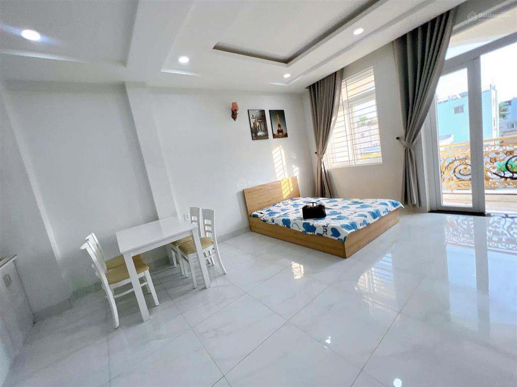 Cho thuê căn hộ studio ban công  cửa sổ rộng 50m2. nằm ngay phan xích long , đi đâu cũng tiện