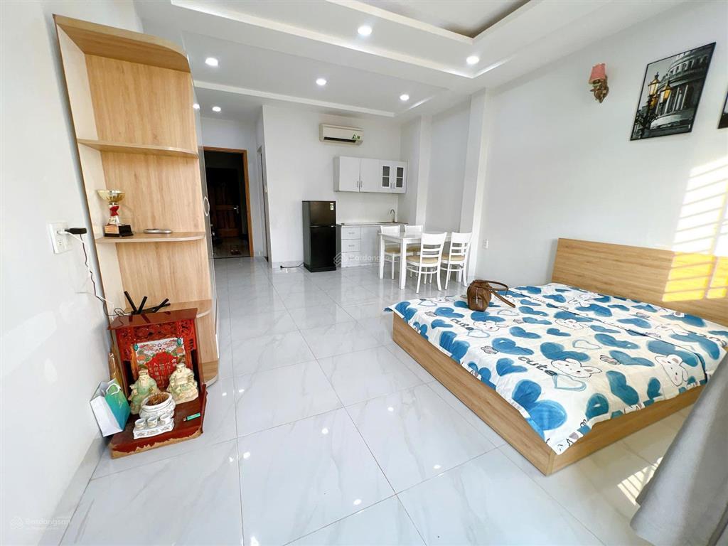 Cho thuê căn hộ studio ban công  cửa sổ rộng 50m2. nằm ngay phan xích long , đi đâu cũng tiện