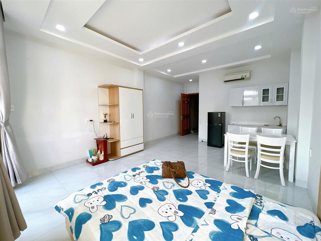 Cho thuê căn hộ studio ban công  cửa sổ rộng 50m2. nằm ngay phan xích long , đi đâu cũng tiện