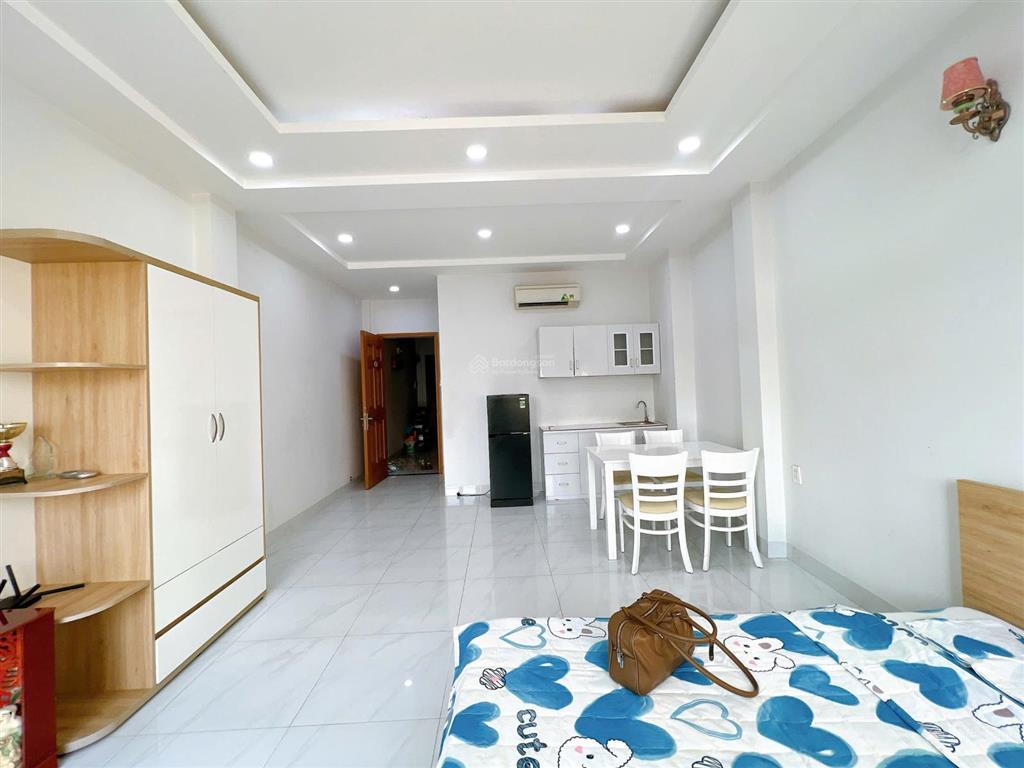 Cho thuê căn hộ studio ban công  cửa sổ rộng 50m2. nằm ngay phan xích long , đi đâu cũng tiện