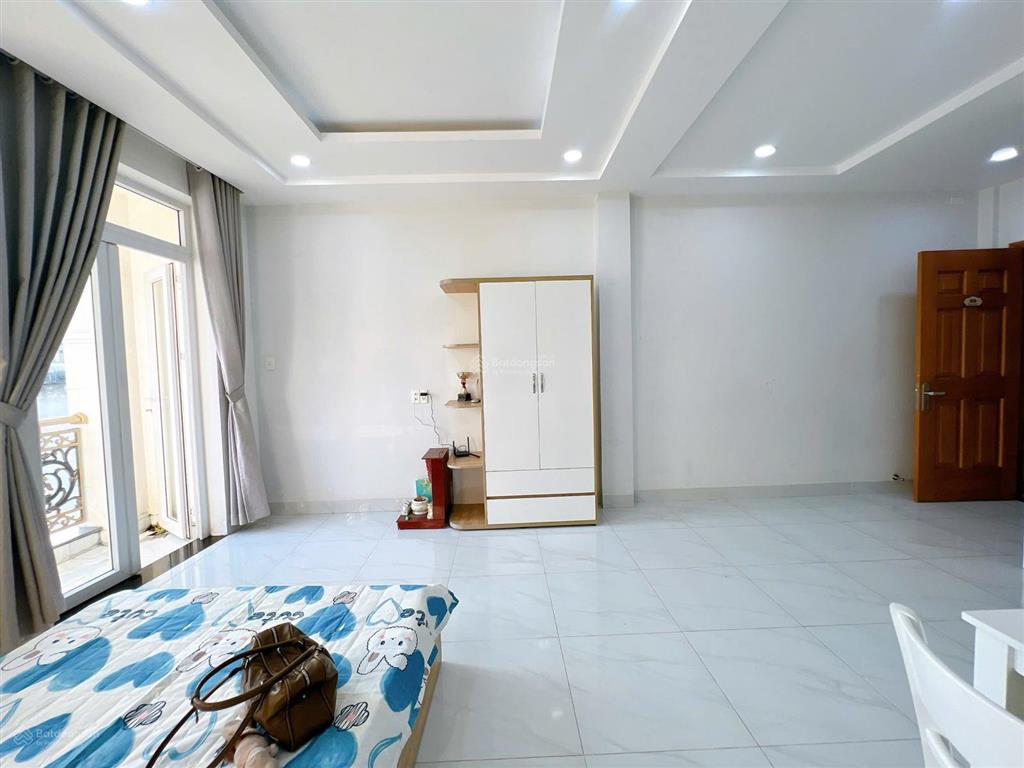 Cho thuê căn hộ studio ban công  cửa sổ rộng 50m2. nằm ngay phan xích long , đi đâu cũng tiện