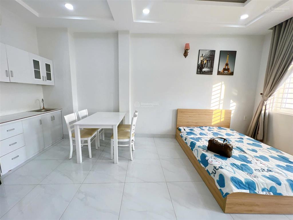 Cho thuê căn hộ studio ban công  cửa sổ rộng 50m2. nằm ngay phan xích long , đi đâu cũng tiện