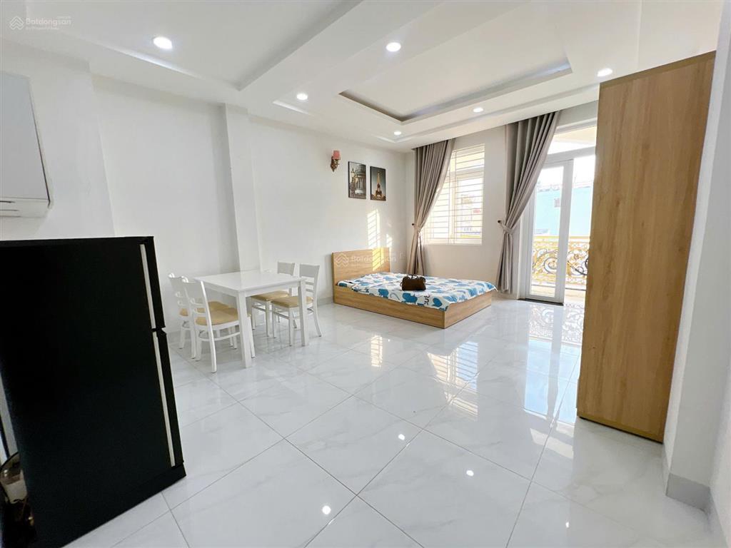 Cho thuê căn hộ studio ban công  cửa sổ rộng 50m2. nằm ngay phan xích long , đi đâu cũng tiện