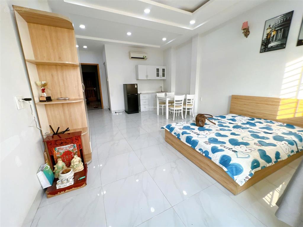 Cho thuê căn hộ studio ban công  cửa sổ rộng 50m2. nằm ngay phan xích long , đi đâu cũng tiện