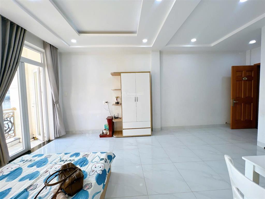 Cho thuê căn hộ studio ban công  cửa sổ rộng 50m2. nằm ngay phan xích long , đi đâu cũng tiện