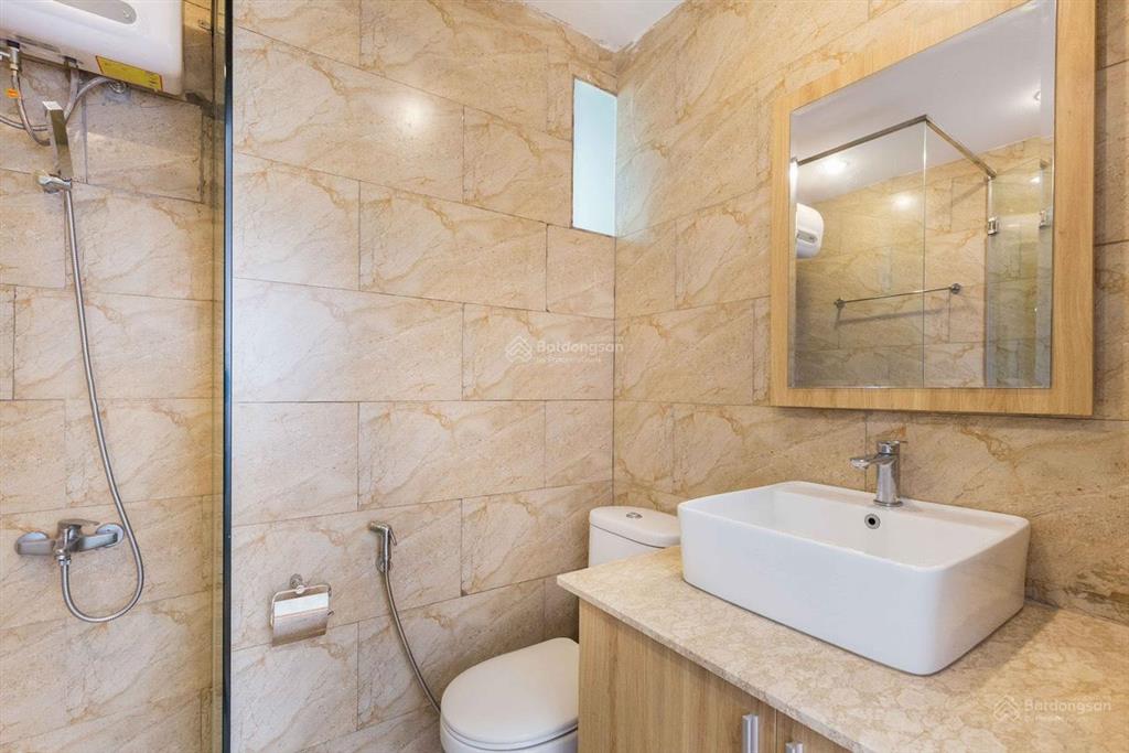 Khai trương studio tách bếp ban công 40m2. máy giặt riêng, thang máy hầm xe. ngay chân cầu qua q1