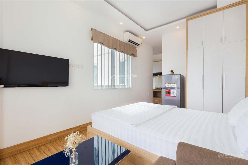 Khai trương studio tách bếp ban công 40m2. máy giặt riêng, thang máy hầm xe. ngay chân cầu qua q1