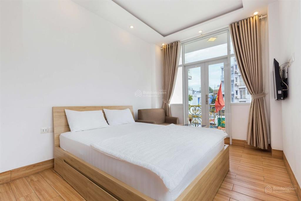 Khai trương studio tách bếp ban công 40m2. máy giặt riêng, thang máy hầm xe. ngay chân cầu qua q1