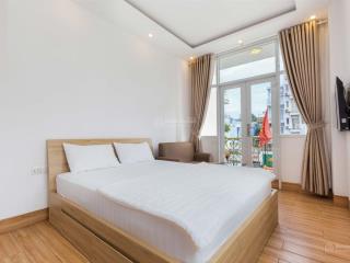 Khai trương studio tách bếp ban công 40m2. máy giặt riêng, thang máy hầm xe. ngay chân cầu qua q1