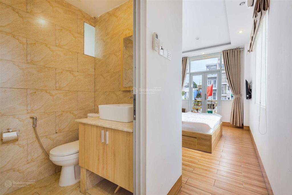 Khai trương studio tách bếp ban công 40m2. máy giặt riêng, thang máy hầm xe. ngay chân cầu qua q1