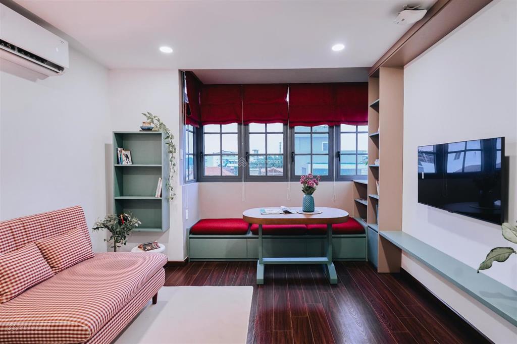 Cho thuê gấp siêu phẩm studio tách bếp 40m2. ngay sân bay, thang máy hầm xe đầy đủ