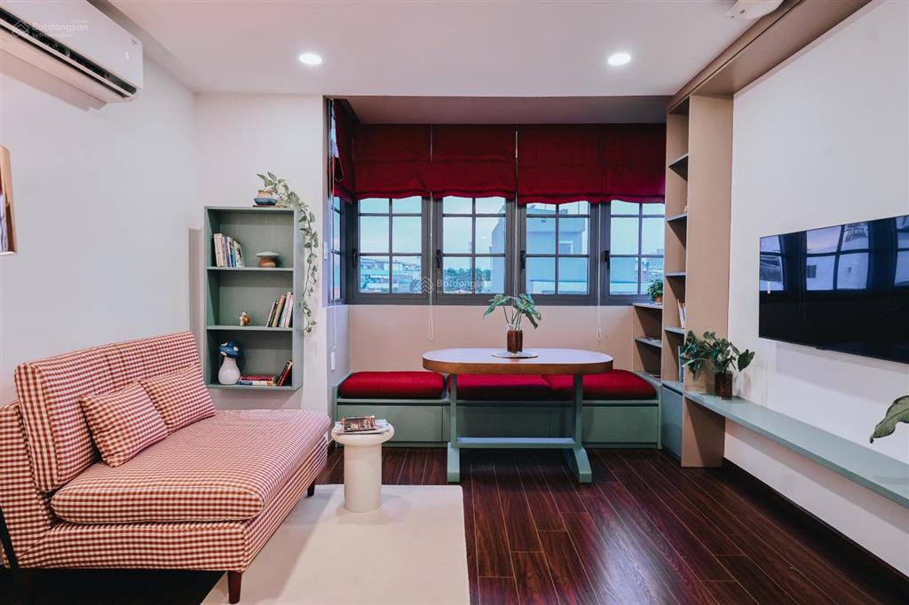 Cho thuê gấp siêu phẩm studio tách bếp 40m2. ngay sân bay, thang máy hầm xe đầy đủ