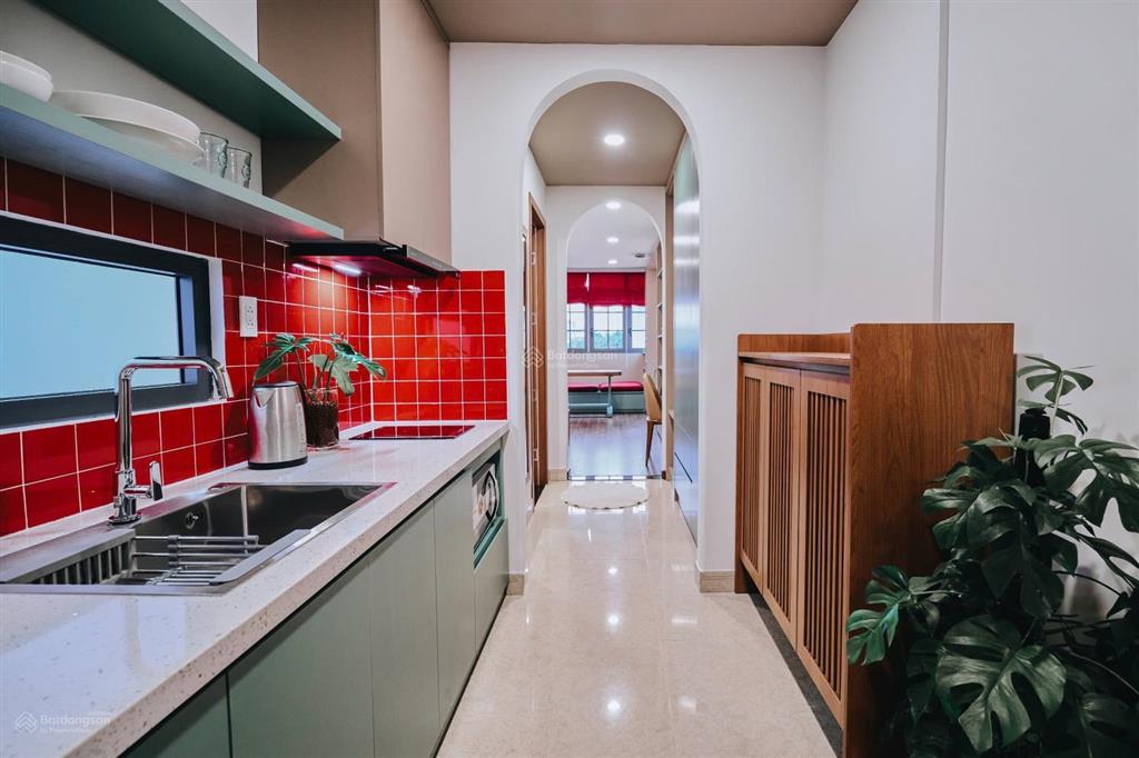Cho thuê gấp siêu phẩm studio tách bếp 40m2. ngay sân bay, thang máy hầm xe đầy đủ